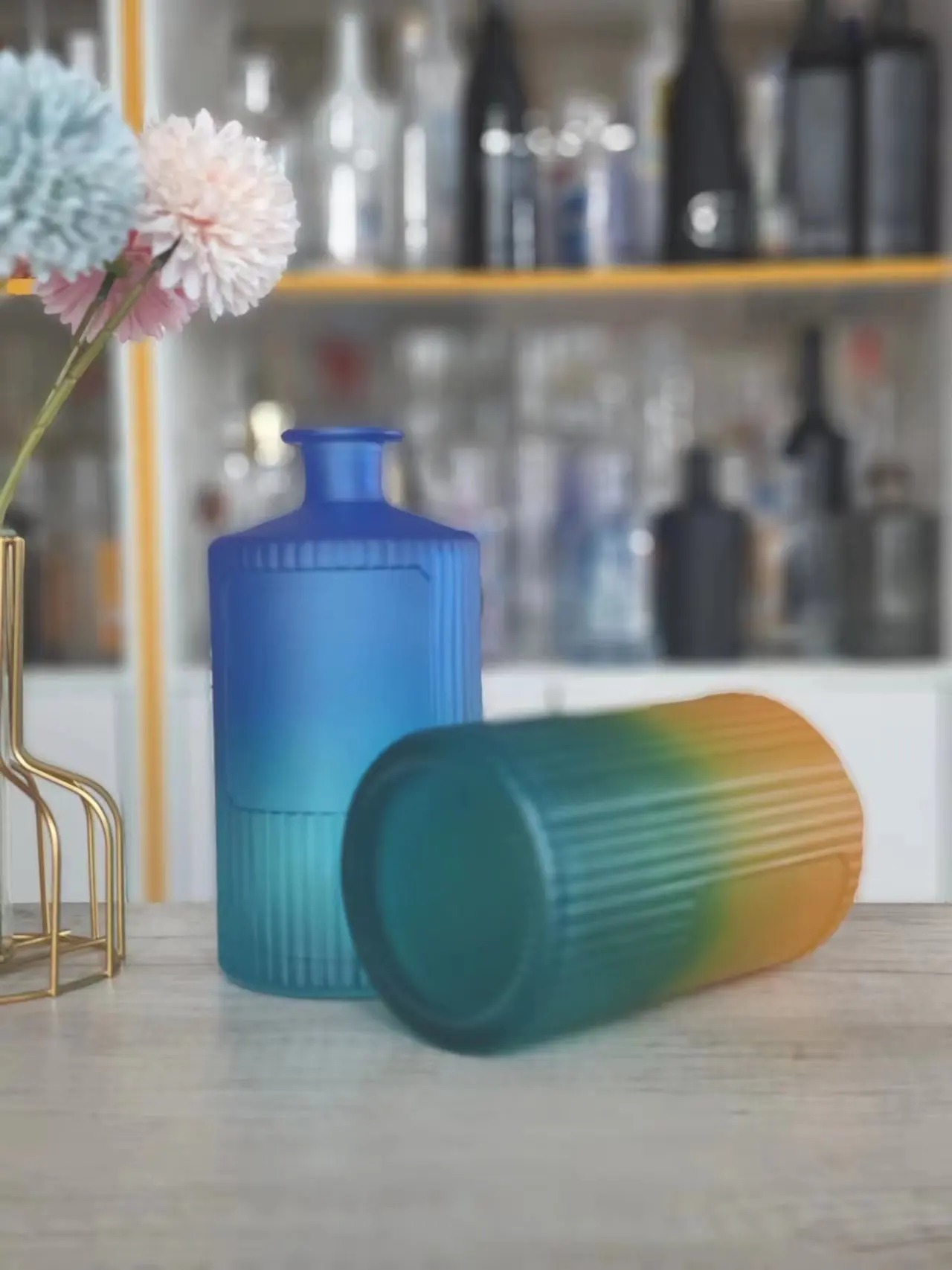 Unique Gradient Blue Purple Color Streamline Design 700ml Liquor Glass Bottle for Whiskey Vodka Tequila Gin with Cork