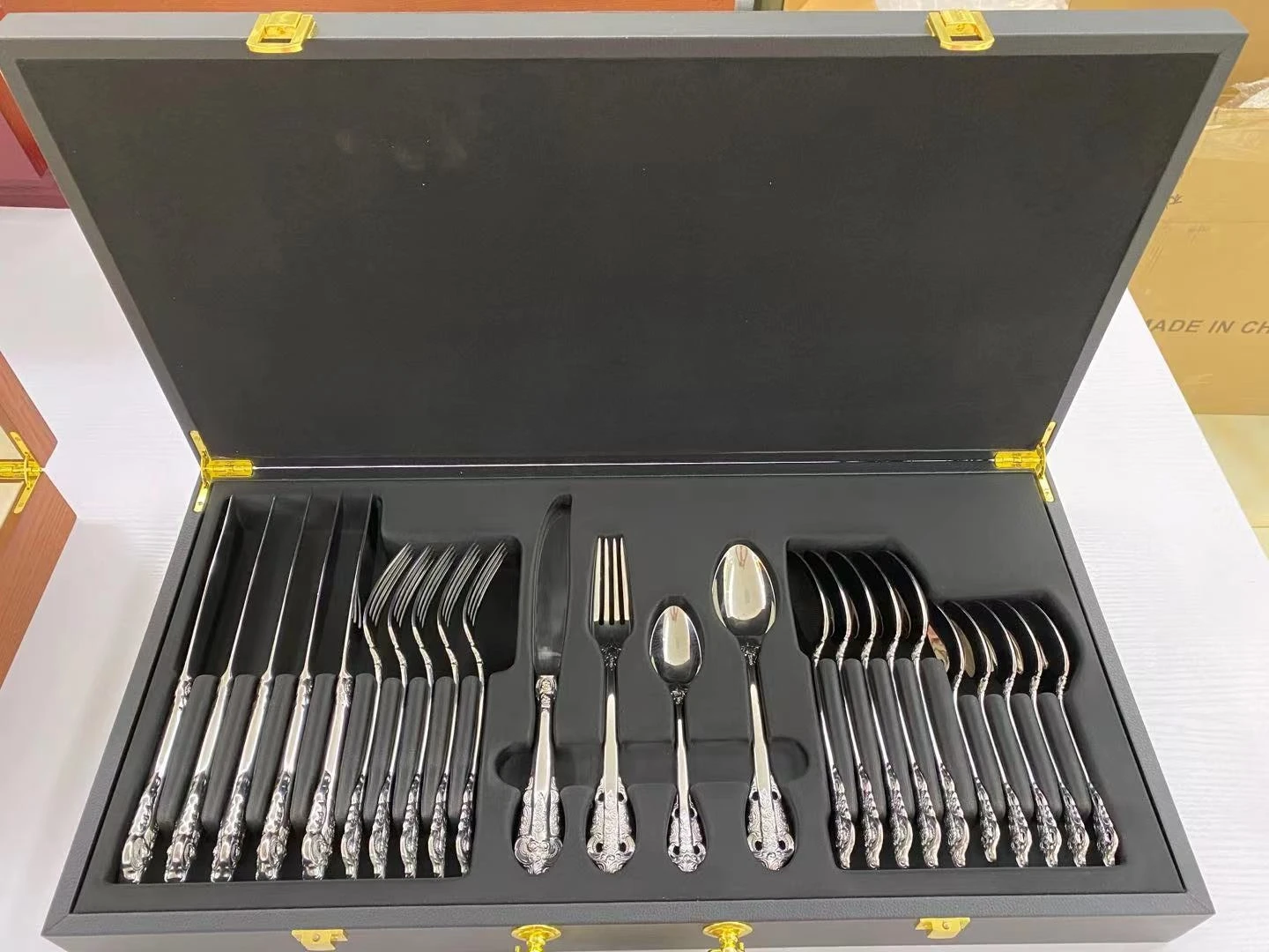Varma Luksa Flatware Set Restoracio Hotelaj Tabulaj Kuleroj Kaj Forkoj Neoksidebla Ŝtala Aro Geedziĝa Tutlegejo 10