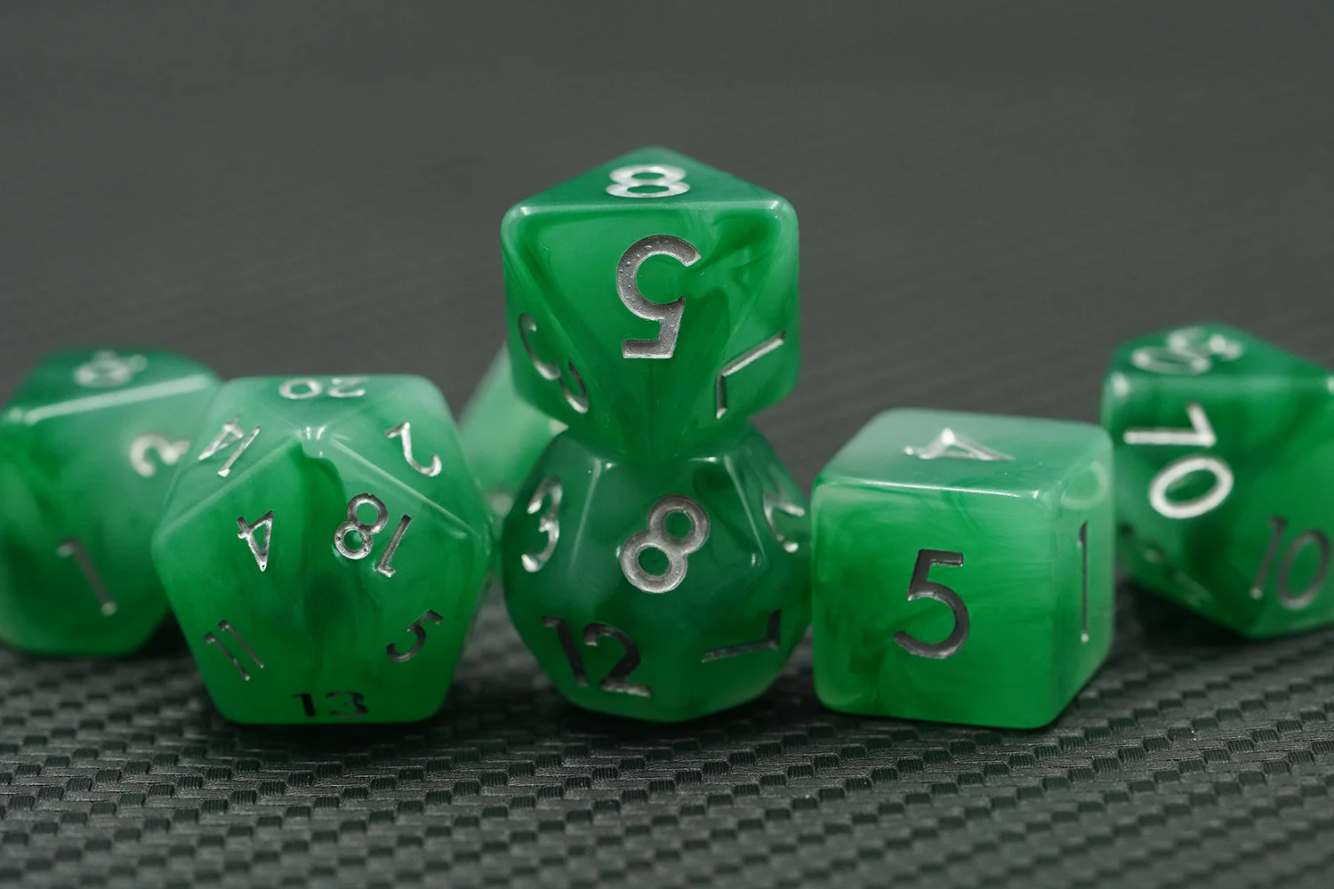 High Quality 7-Piece Polyhedral Resin Dice Set Handmade 16mm Green Resin with Soft Edge for DND Table Games manufacture
