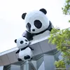 Escultura de panda madre e hijo.