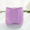 Chien mâle avec des bibelots violets