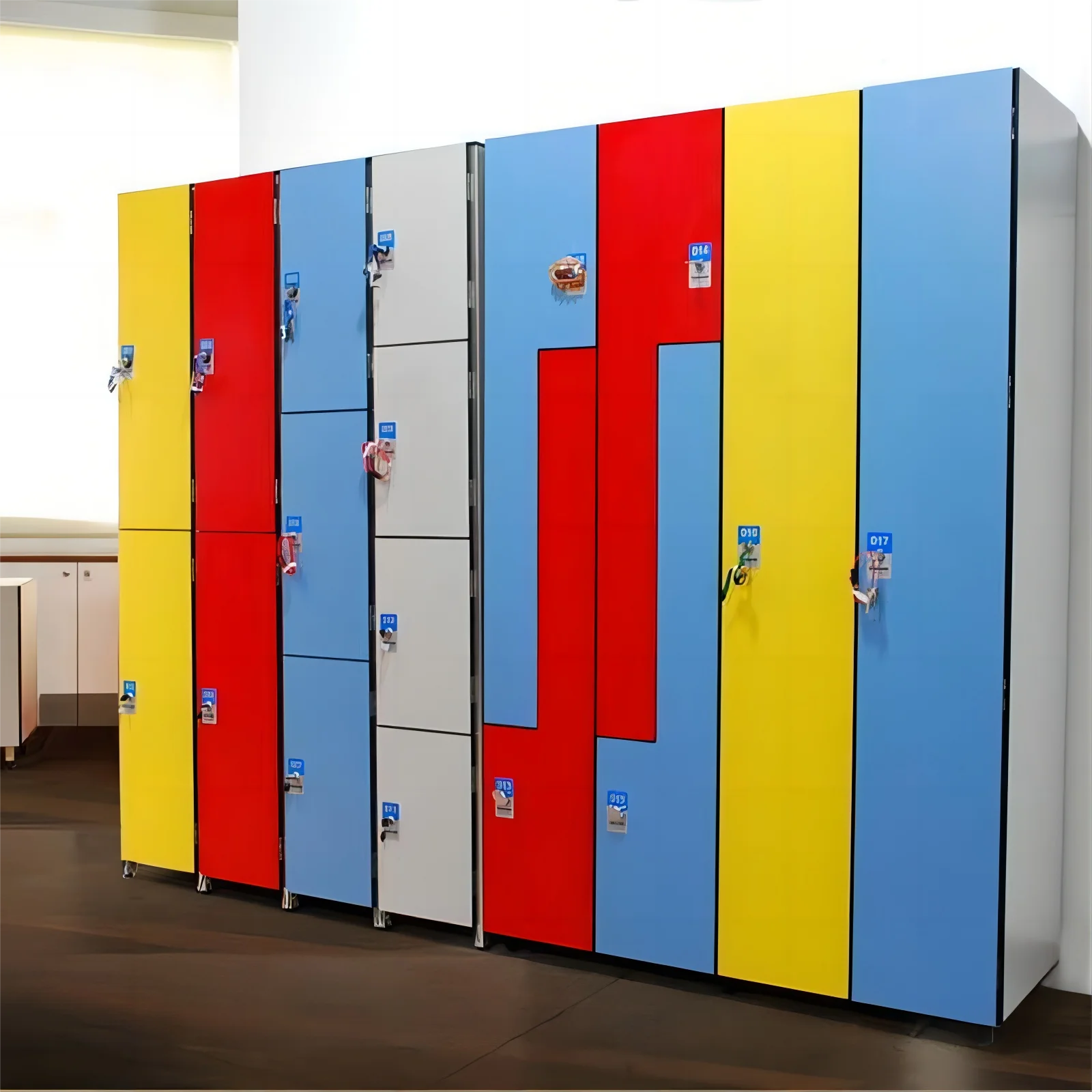 Шкаф в школьную раздевалку. Шкаф в школьную раздевалку. Шкафчики для раздевалок. Шкаф для раздевалок sml-60-45. , 600*500*1800мм.