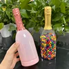Bouteille rose avec feuille rose