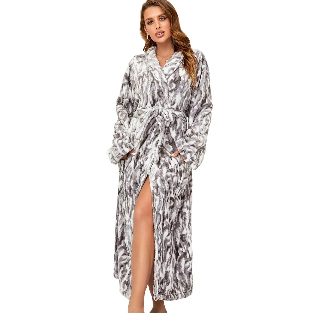 Luxury Ultra soft Women's Bathrobe Warm Long Sleeved Flannel Fleece Custom Bathrobes manufacture