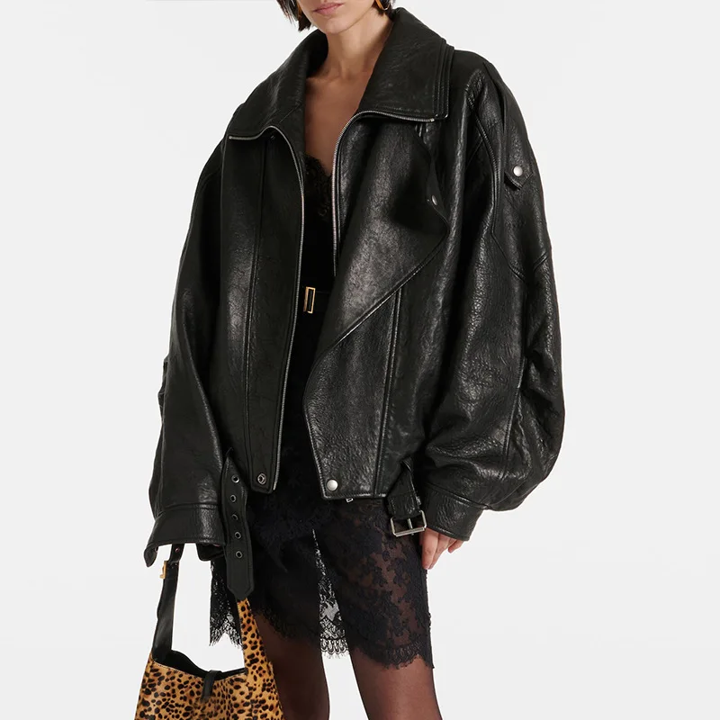 Жаңа, ауыр жұмыс істелген, ескірген стильдегі, еркін киілетін жағасы бар, біртұтас таза етіктен жасалған мотоциклшілерге арналған және күзгі маусымға арналған әйелдерге арналған жағалық