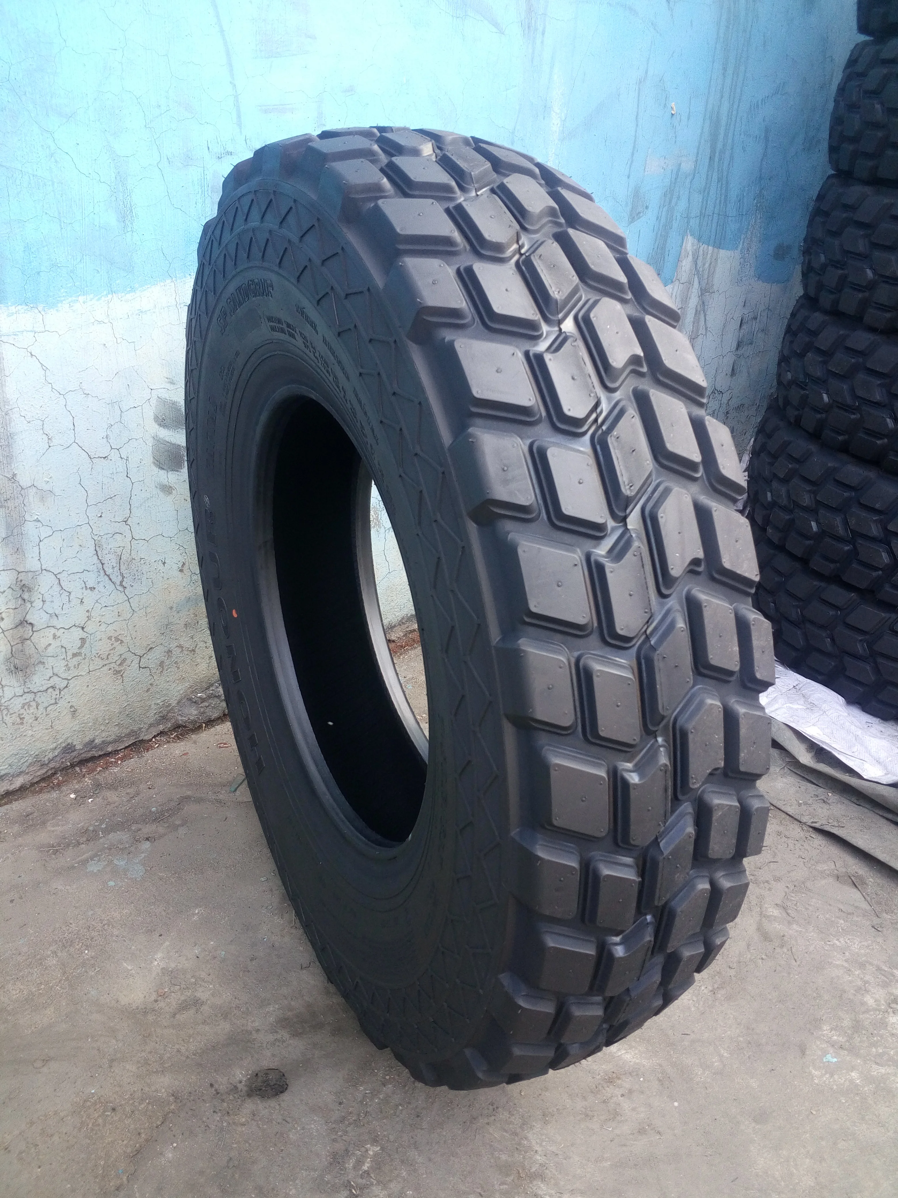 DUNLOP PATTERN SAND GRIP DESERT TYRE LIGHT TRUCK TYRE 7.50R16