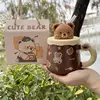 Caja portátil marrón con diseño de osito adorable.