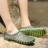 12058 Los zapatos verdes son de talla grande.