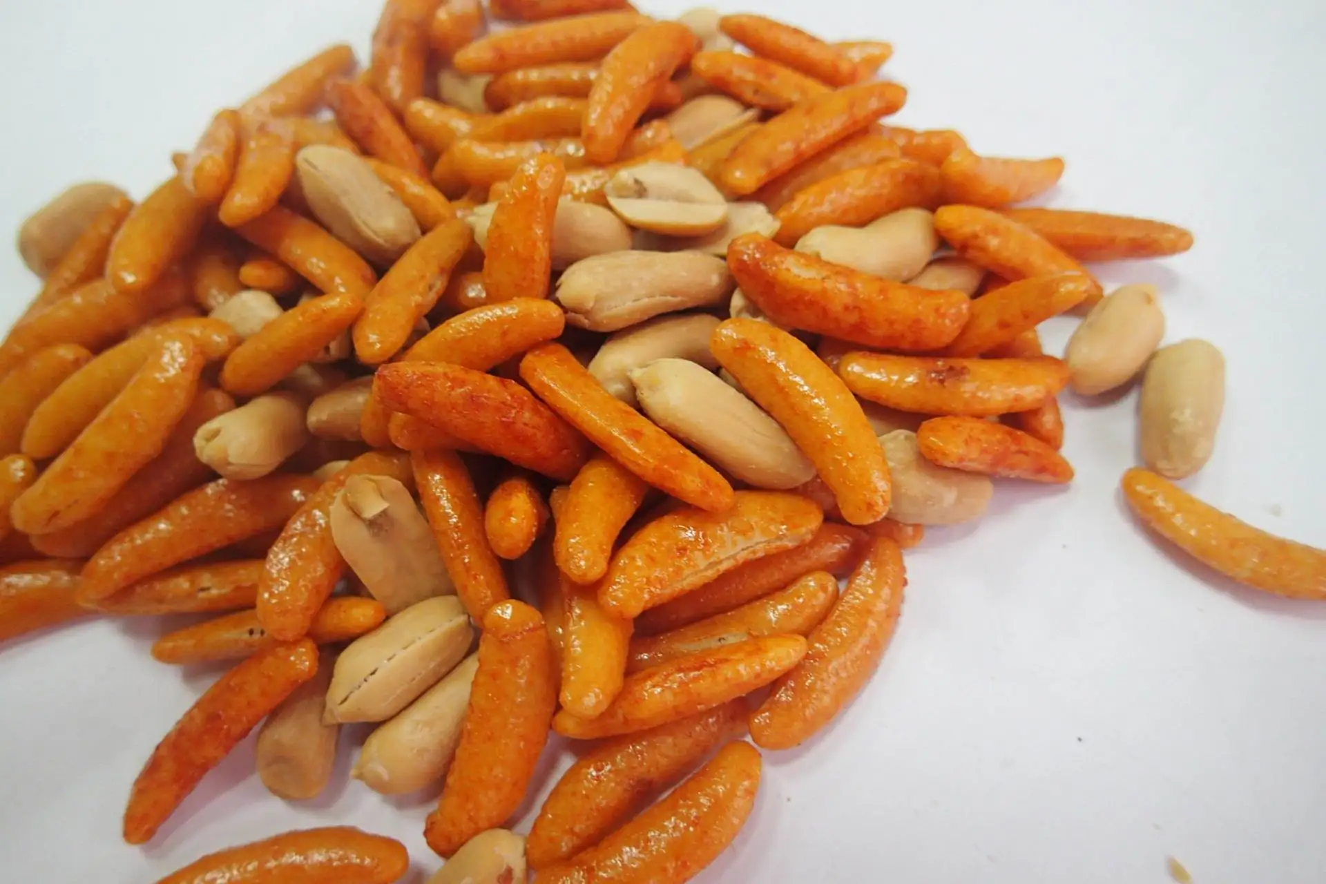 Japanese Snack Persimmon Seed Shaped Rice Crackers with Peanuts Healthy Nut Snack for Bar factory