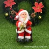 Jouer du saxophone-Père Noël assis dans un fauteuil à bascule