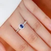 Oro blanco de 18k con zafiros azules