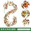 Plantas acuáticas de otoño y enredaderas de calabaza.