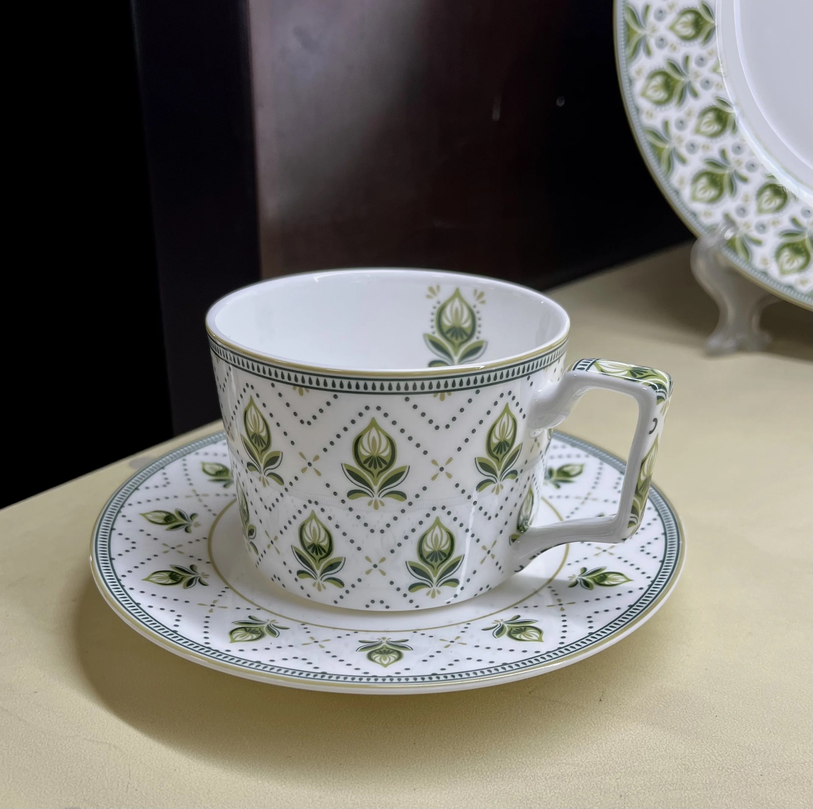 Green Pattern Series Ceramic Bone China Chip Resistant Dinnerware Set factory