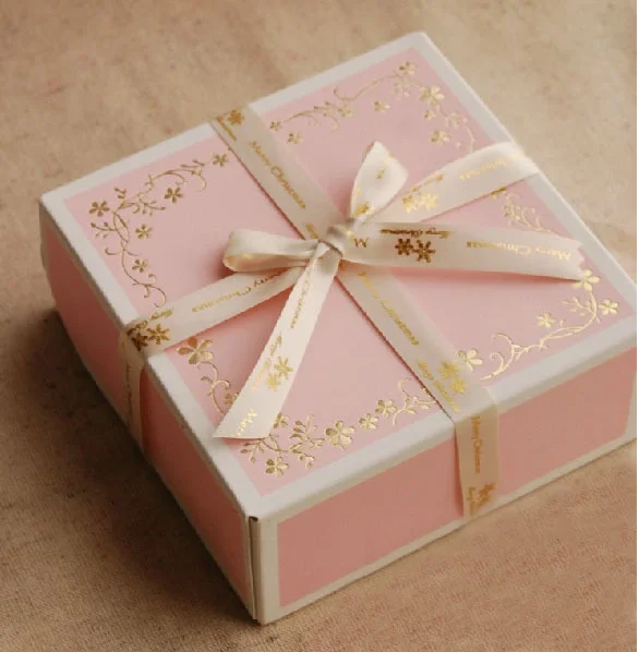 Красивая коробка для подарка. Чем украсит коробку хенд. Красивые коробочки для подарков. Идеи коробки для подарка. Упаковка для торта.