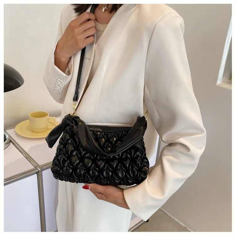 La bandolera acolchada sigue siendo el bolso tendencia y Stradivarius tiene  los diseños perfectos para tus looks de noche | Mujer Hoy