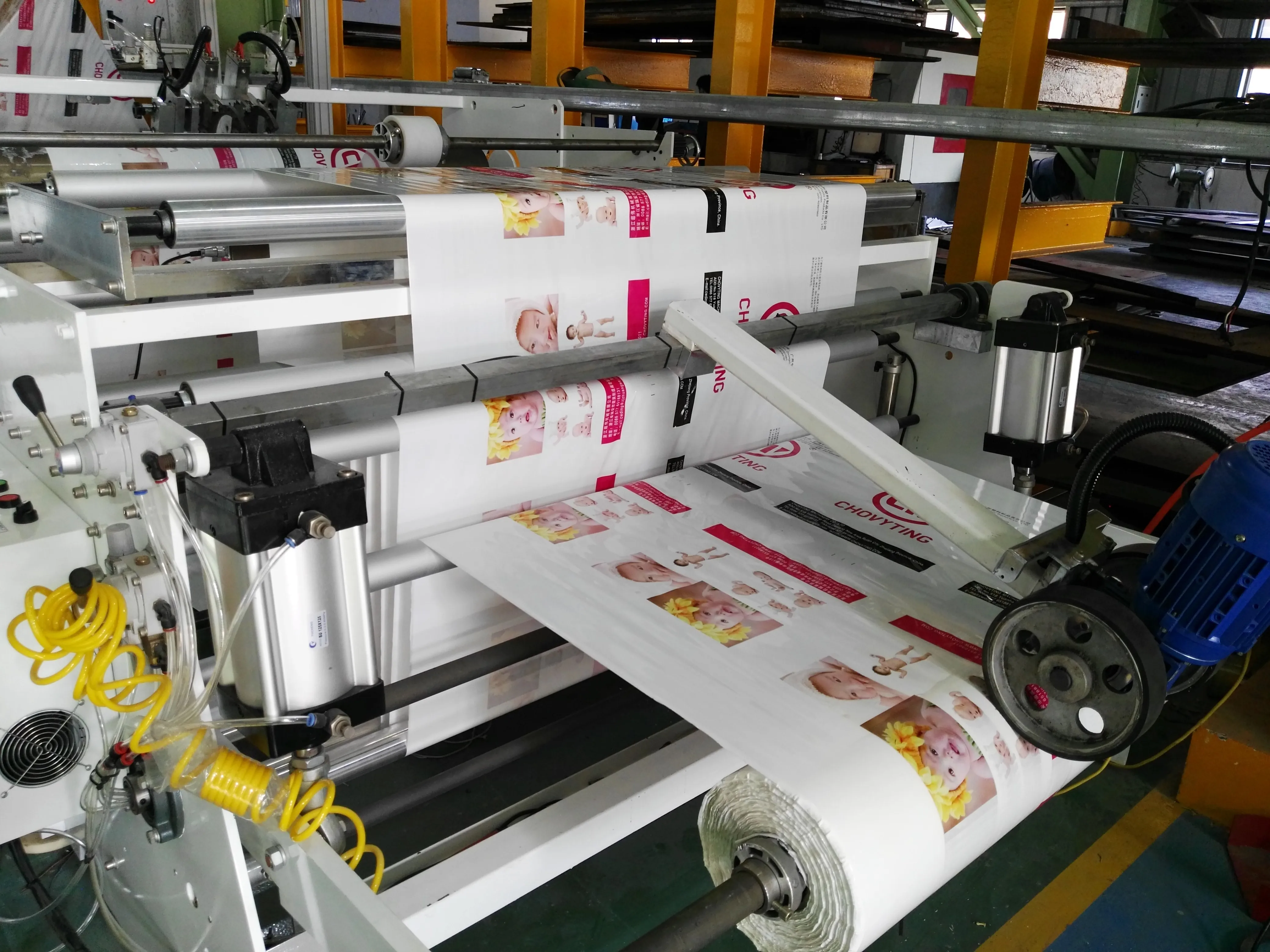 Automatic PE OPP Bottom Sealing and Cutting Plastic Bag Tissue Baby Diaper Heat Side Seal Punching Handle Bag Making Machine