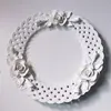 Plato hueco blanco de 10 pulgadas con tres flores.