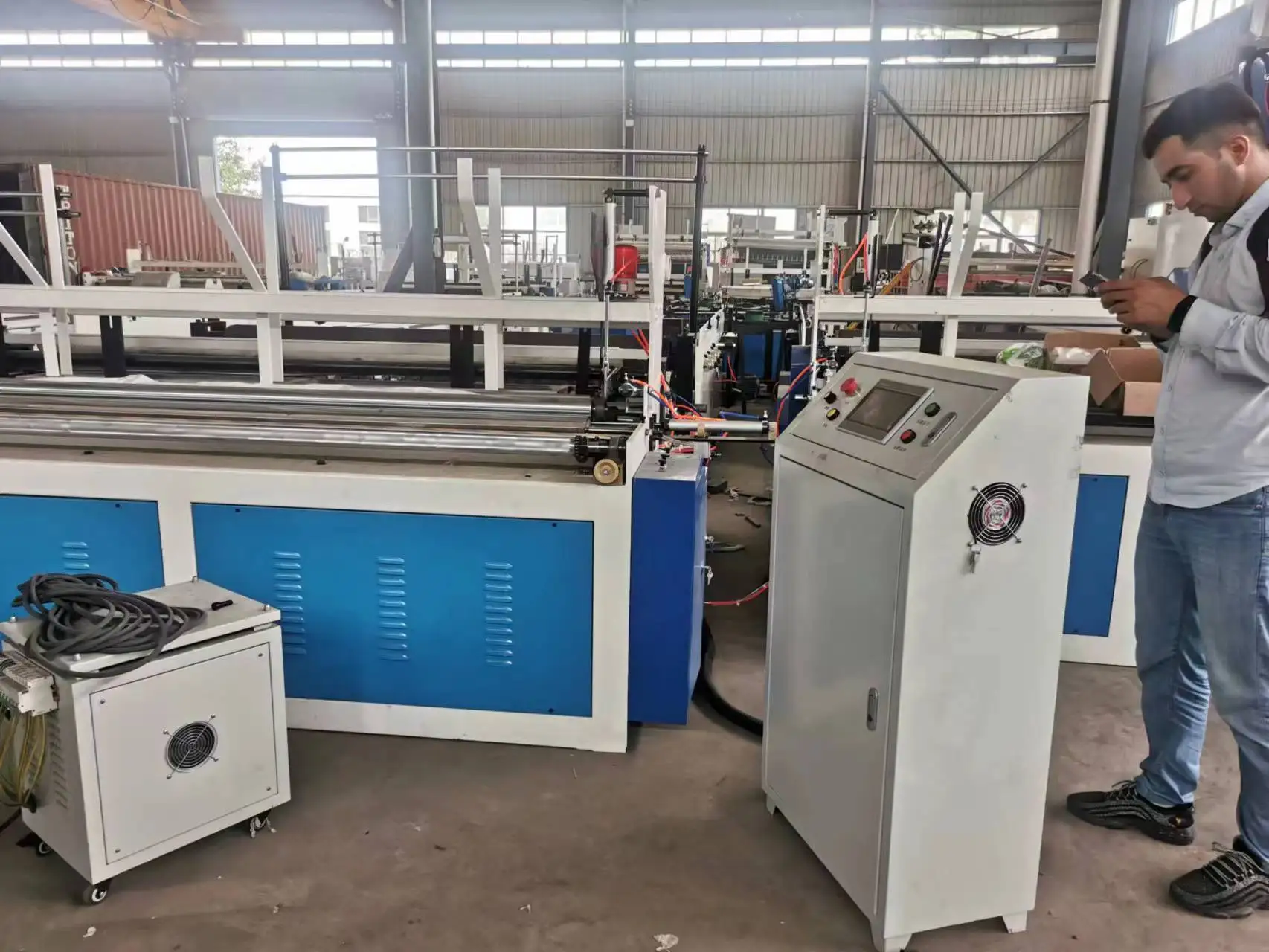 Full Automatic Toilet Paper Rewinding Machine Jumbo Roll Toilet Paper Making Machine Tissue Roll Cutting Machine