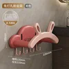 Un soporte para lavabo con forma de oreja de conejo rosa.