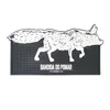 Posavasos de cerveza con diseño de coyote blanco.