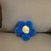 Azul oscuro con núcleo amarillo.