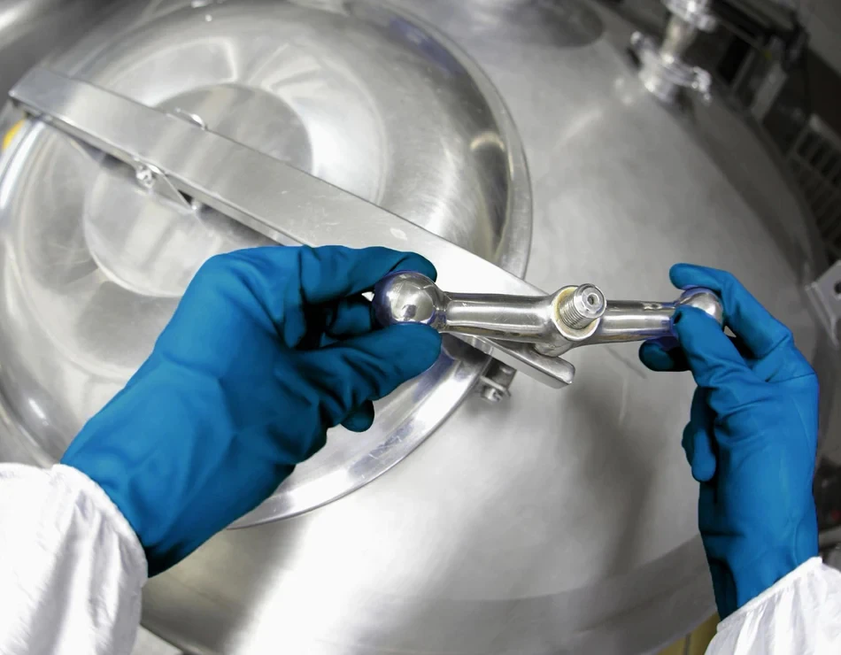 Перчатки из нитрила и пенопласта