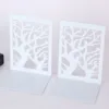 Nuevo sujetalibros individual blanco con forma de árbol.