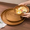 Bandeja de madera con diseño de vetas, disponible en tamaños pequeño, mediano y grande.