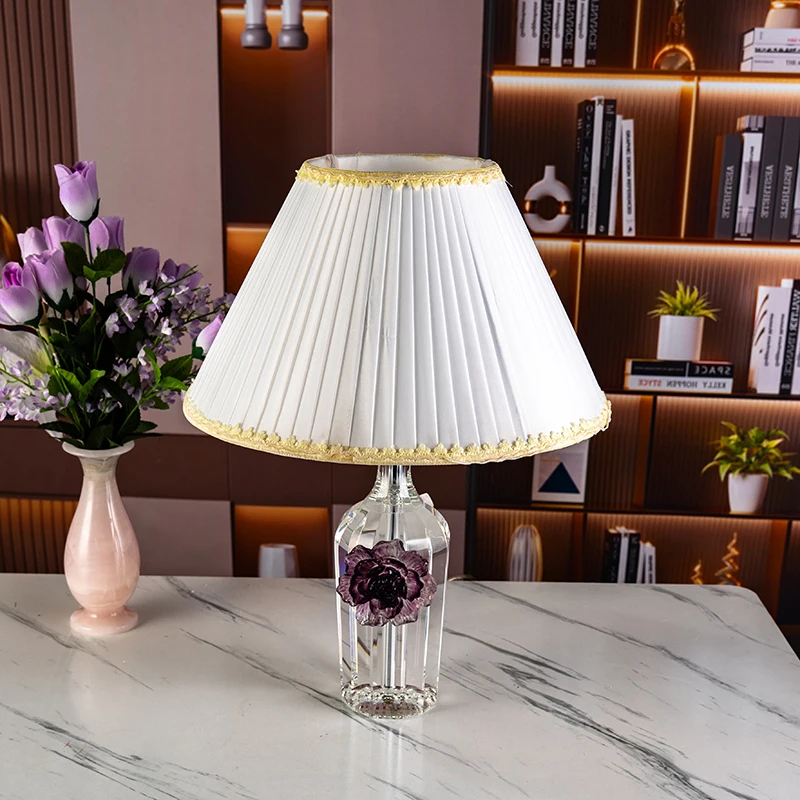 Gros Pas Cher de Corps de Lampe en Forme de Bouteille avec Fleurs Violettes, Élégante et Mode pour Décoration Intérieure sur Bureau en Verre Cristal