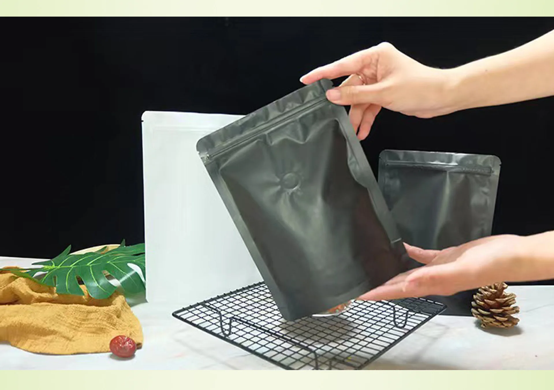 Упаковка для пищевых продуктов. Самостоятельная боковая молния. Мешок для кофе. Алюминиевая фольга. Однонаправленный выпускной клапан. Мешок для упаковки чая и кофейных зерен.