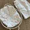 Pantaloni lunghi a maniche corte con meduse colorate