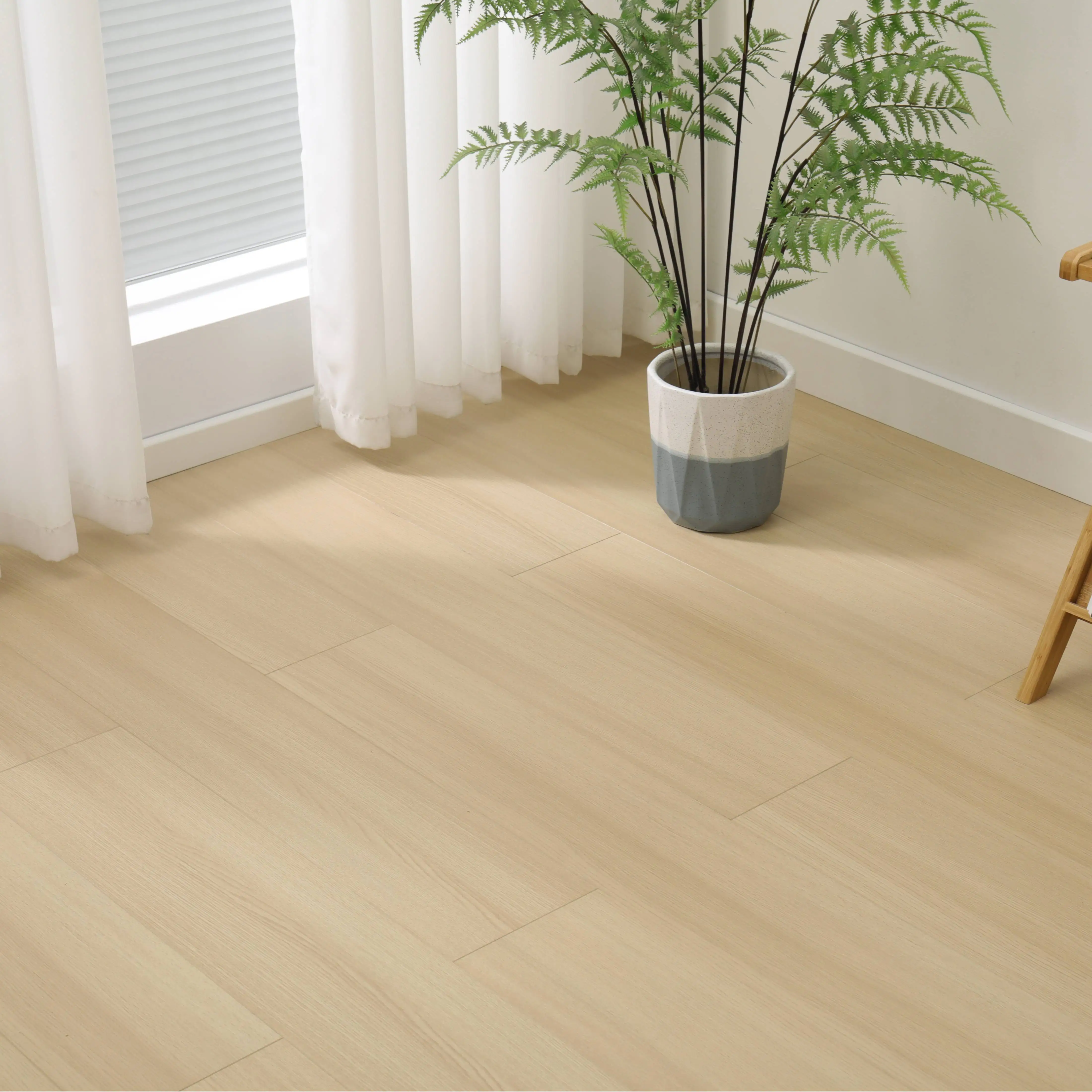 Household 15mm Solid Wood Composite Flooring Is Waterproof, Wear-resistant and Stable.