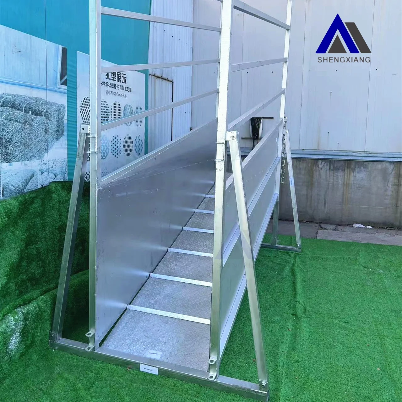Heavy Duty Height Adjustable Cattle Loading Ramp 3.6m Farm Animal Husbandry Equipment Cattle Panels and Gate for Cattle Yard