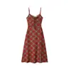 Vestido rojo de tirantes (las tiras deben ser como las del póster).