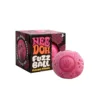 Bola de pelo sonriente en caja rosa