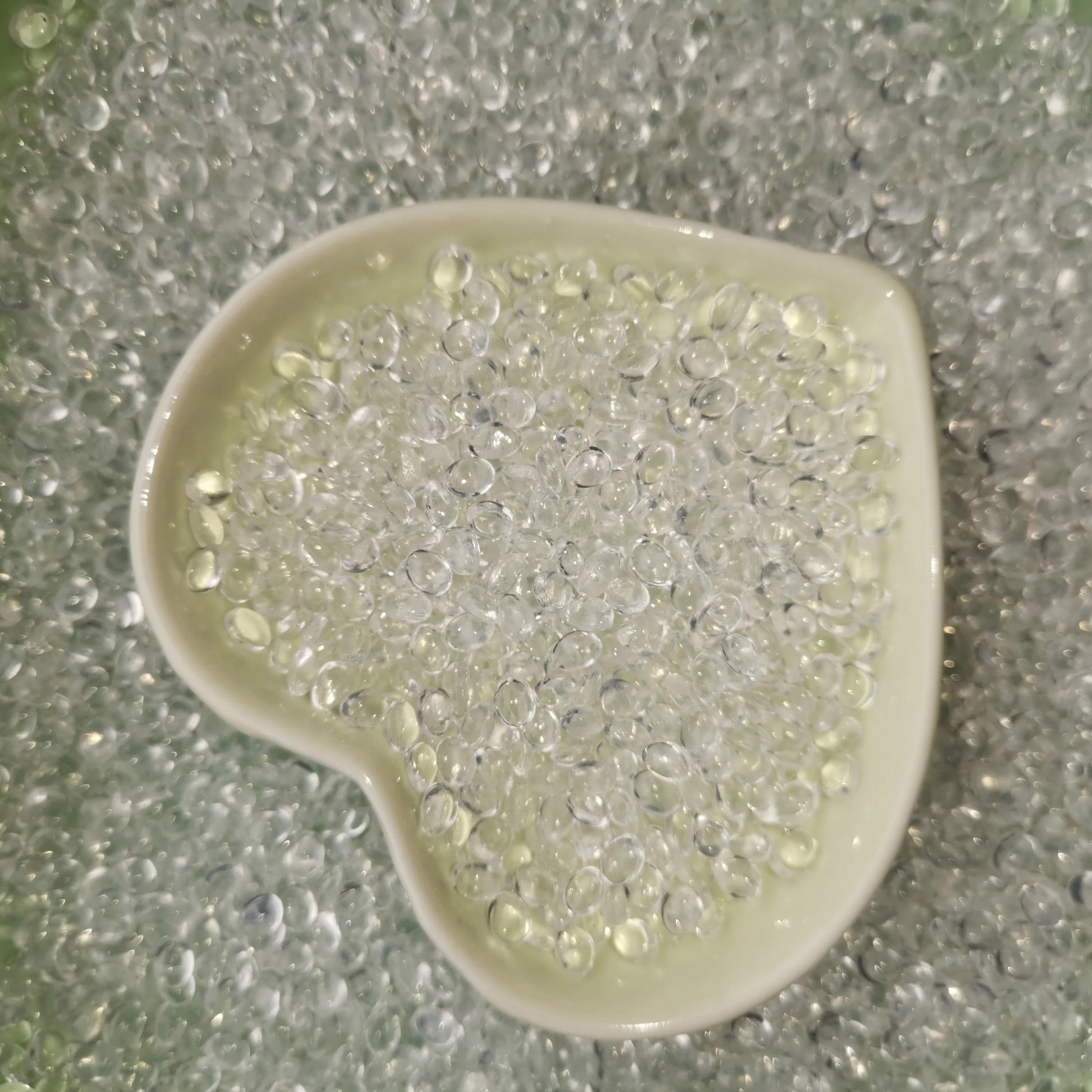 Гранулы с высоким потоком и термостойким сырьем для проводов