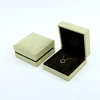 Caja para collar verde.
