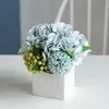 Botella blanca de hortensia azul.