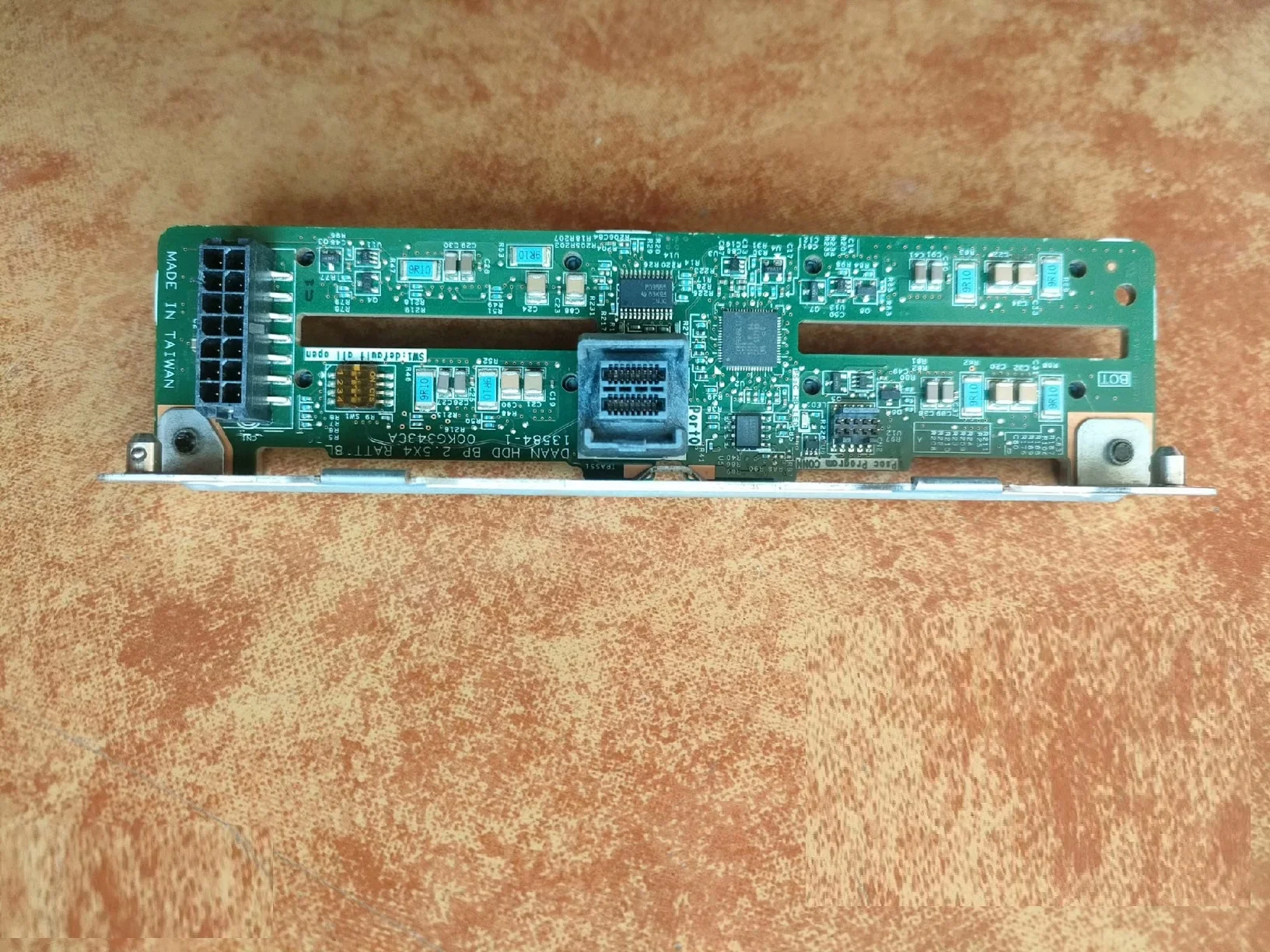 thinkedge-se455-v3-4x2-5-nvme-sata-backplane-option-kit-part-number