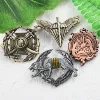 Alfileres antiguos de metal repujado