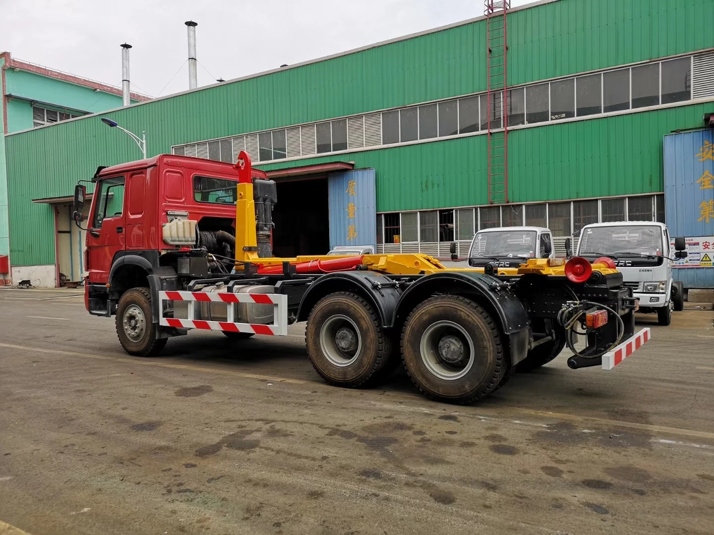 Китайский известный бренд SINOTRUK HOWO крюк подъемный мусоровоз с Заводской ценой продажа в Африке