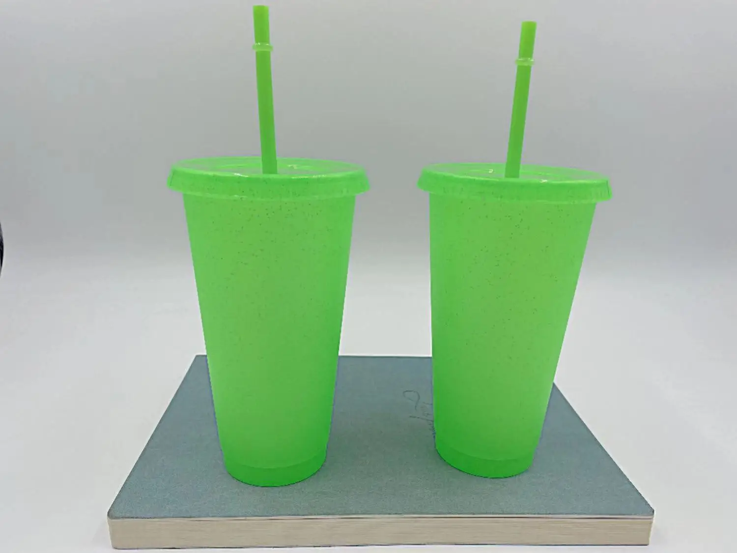 Стаканчики с разноцветной водой. Стакан с красителем. Цветная вода в стакане. Лига пак. Розовые одноразовые стаканчики.