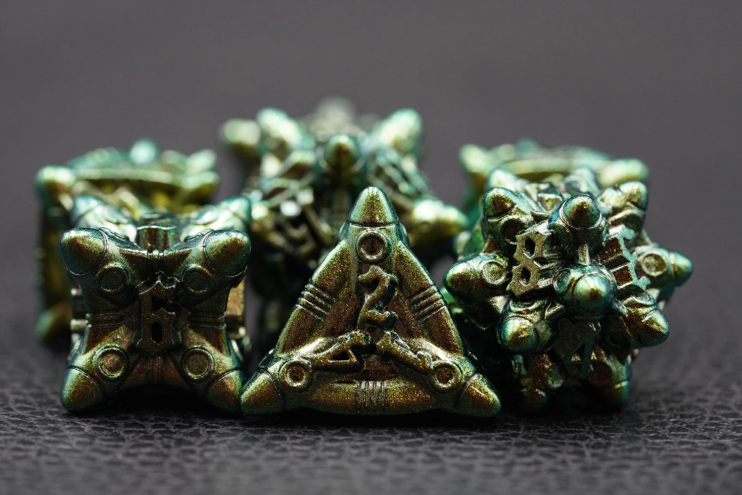 Customized 7-Piece Set of 16mm Retro Golden Bronze Metal Polyhedron Dice for DND Made Zinc Alloy Featuring Dragon Dungeon Design supplier