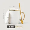 Tasse et couvercle blanc ivoire avec bord doré et cuillère