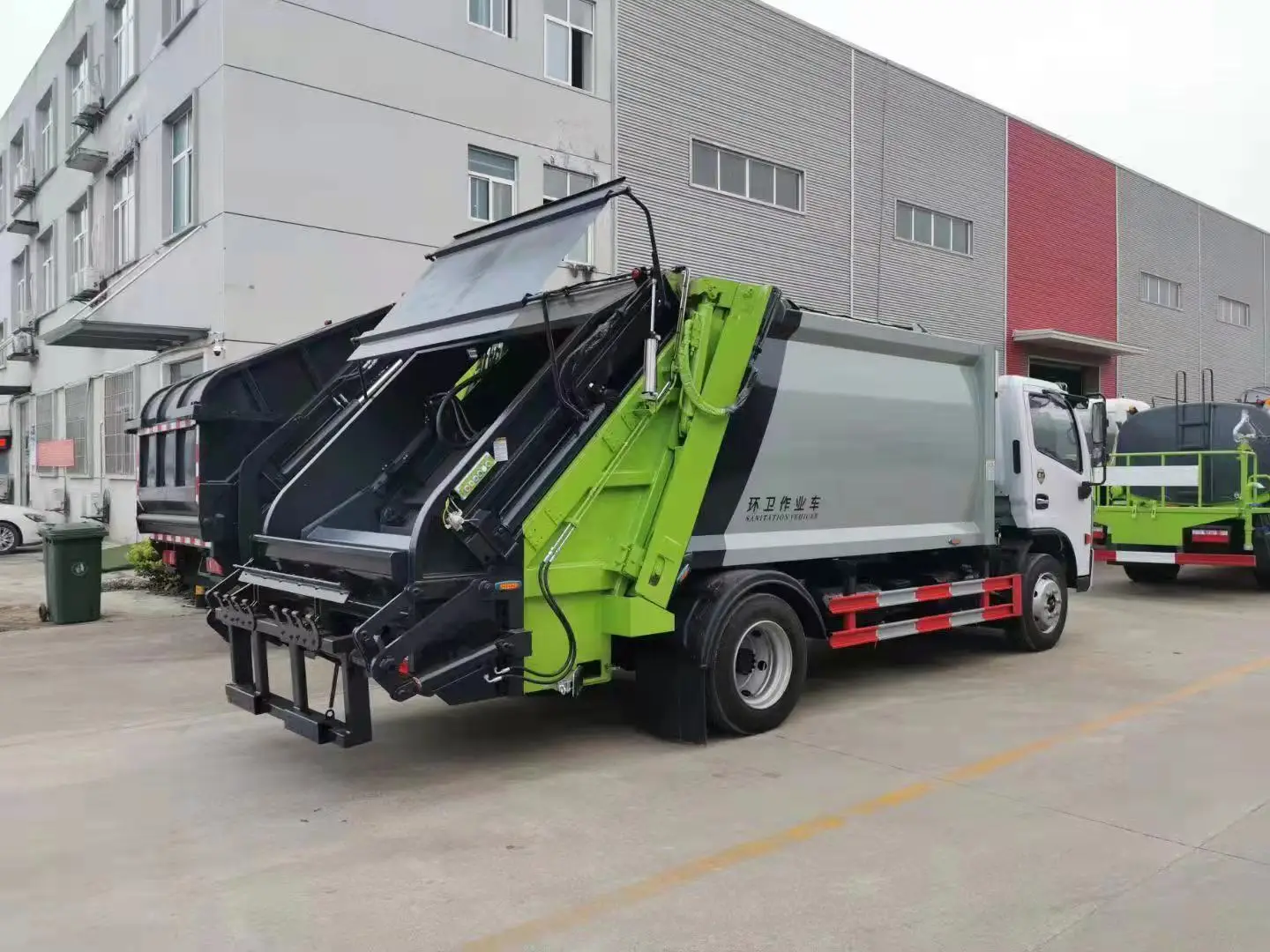 Dongfeng 4*2 8 кубических метров уплотнительный мусоровоз для