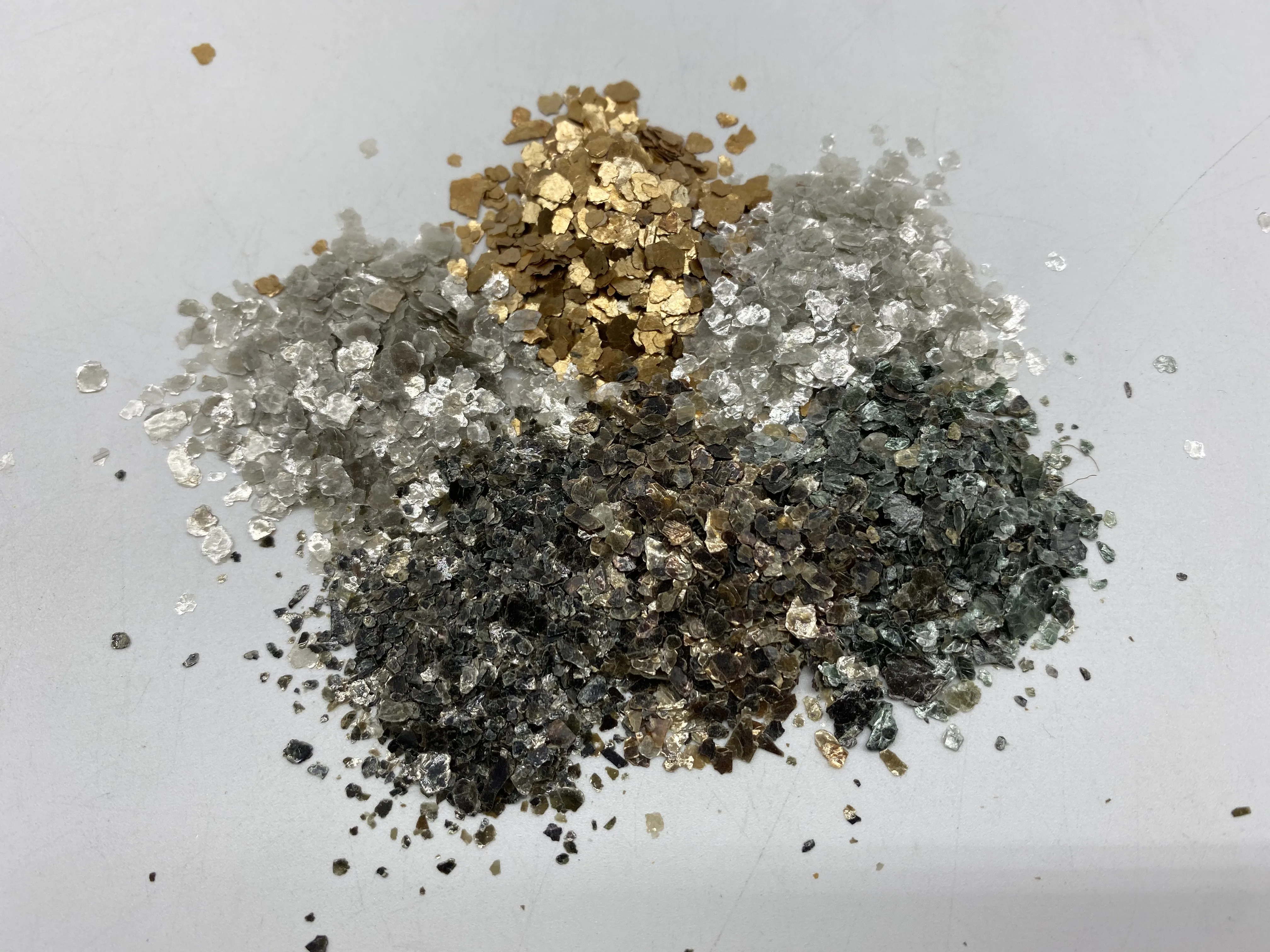Natural gold mica flakes epoxy floor decoration composite rock sheet multi-color mixed color pop sequins marble granite real sto supplier