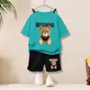 Grande orso dorato#T-shirt corta blu lago + shorts neri