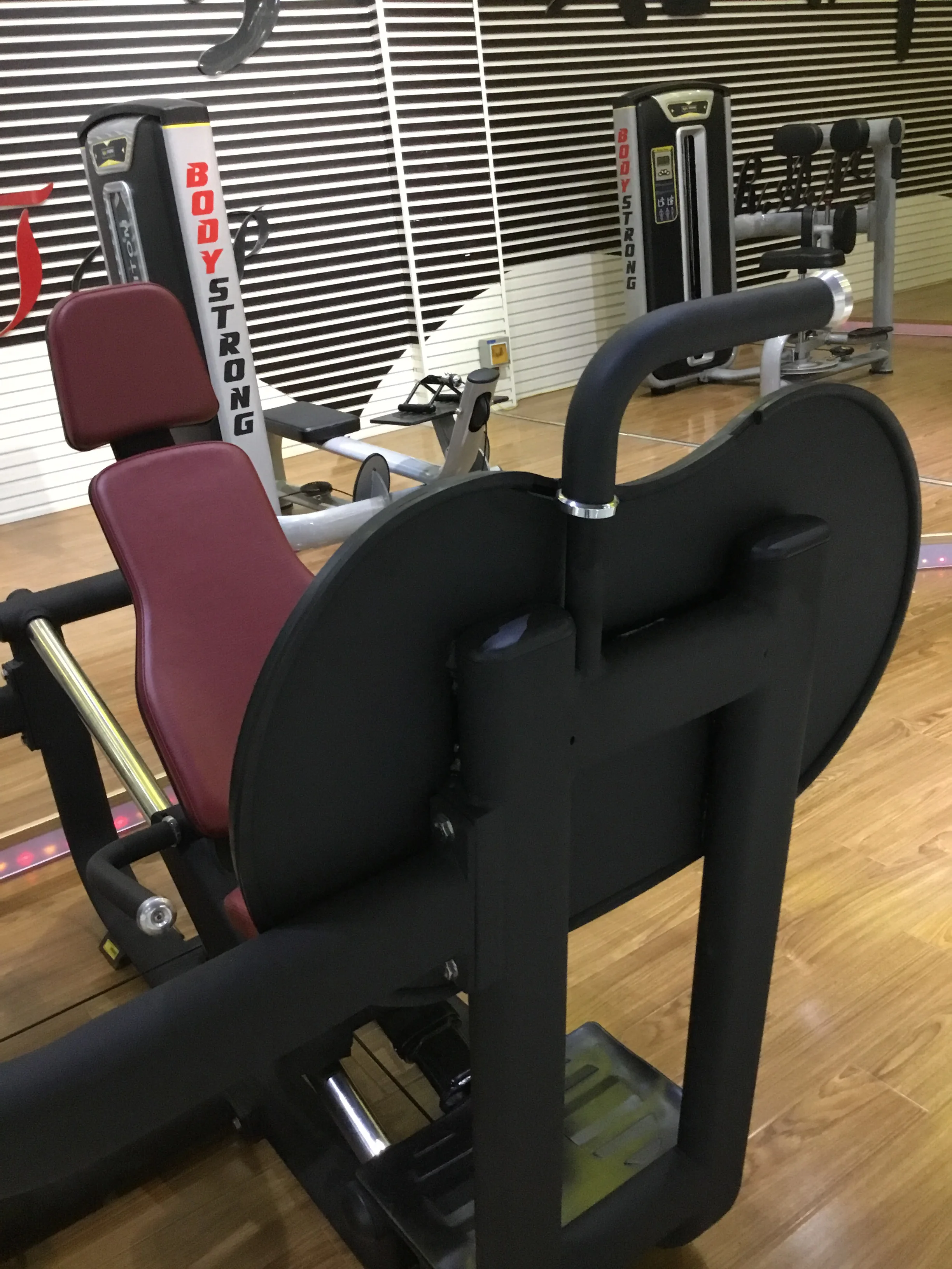 Seated leg press machine