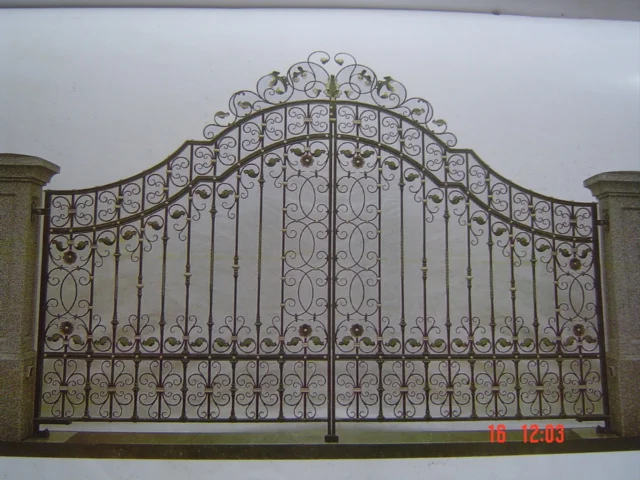 Simple Cast Iron Gate Grill Design for Garden