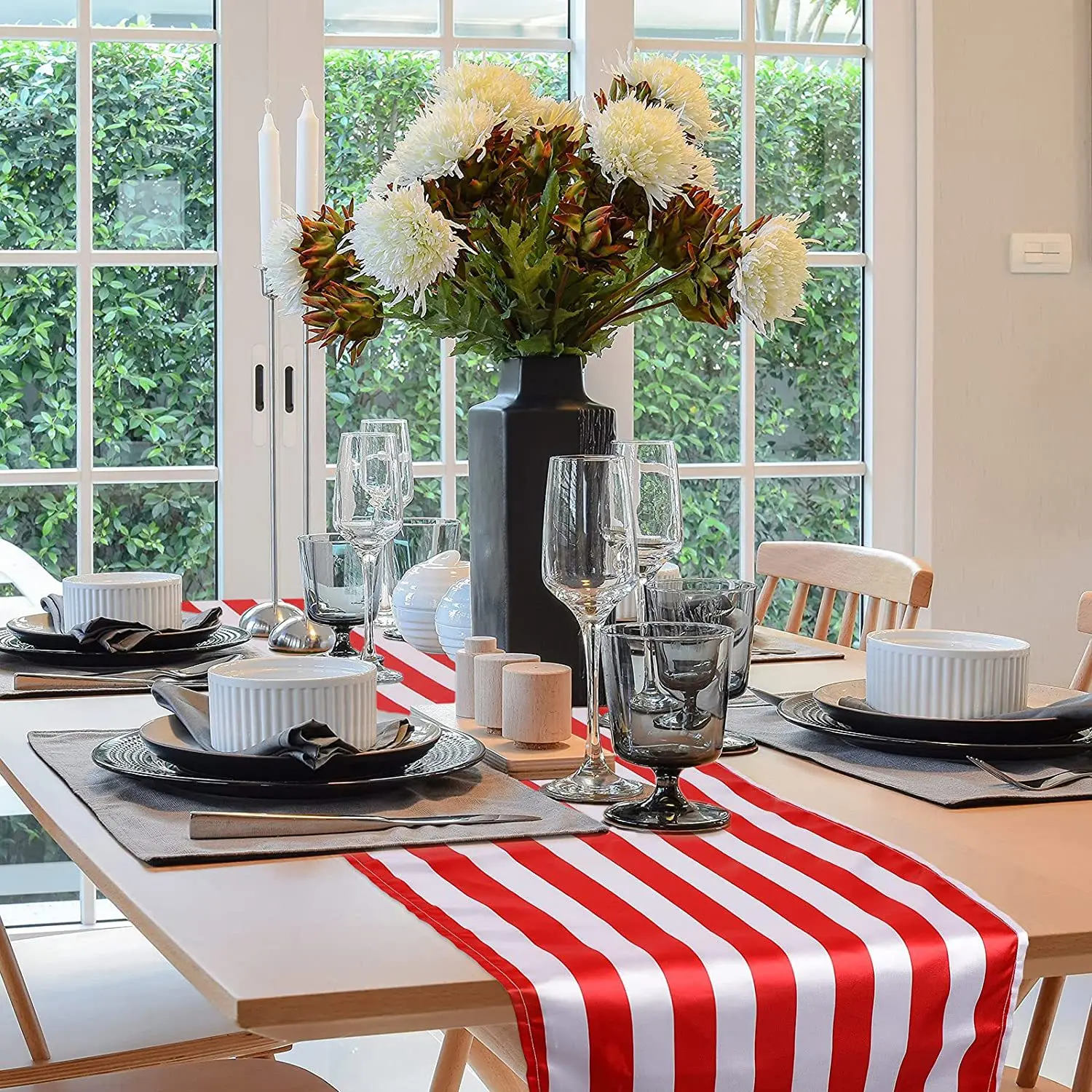 Современная простая черно-белая полосатая длинная настольная дорожка с атласным